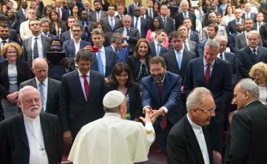 El papa Francisco saluda alcalde de Roma , Ignazio Marino, en el salón del Sínodo durante una conferencia sobre la esclavitud moderna y el cambio climático en el Vaticano. AFP