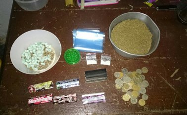 Una parte de la droga estaba oculta en una bolsa plástica y la otra en una gaveta de un armario.. Cortesía