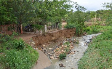 Este tramo se cayó esta semana.  Los vecinos aseguran que el caño sigue desmoronándose a diario. La Opinión