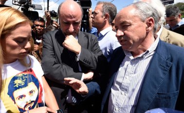 El senador español Dionisio García Carnero (derecha), la esposa del líder de la oposición encarcelados Leopoldo López, Lilian Tintori ( centro ) y senador uruguayo Pablo Mieres (izquierda). AFP