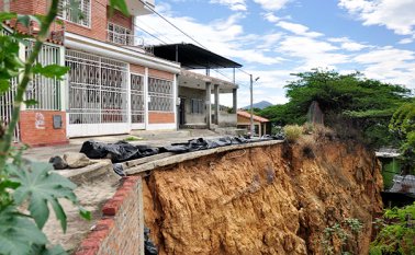Este es el cerro que la comunidad de Carora teme que se desprenda con las lluvias. Edinsson Figueroa