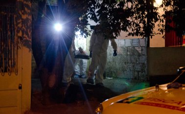 Los vecinos alertaron a la Policía sobre el hallazgo del cadáver en el patio de la casa. Rodrigo Sandoval