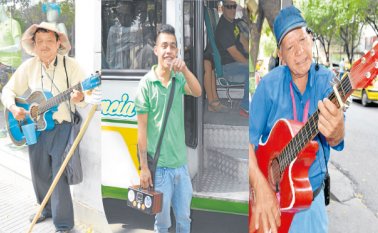 El ciego mueve el cuerpo al son de la canción que acompaña con la guitarra. El anciano, acomoda el letrero donde tiene apuntada una promesa de bendición a cambio de dinero. El rapero, radio en mano, intenta convencer al chofer para que apruebe su trabajo. Laura Serrano
