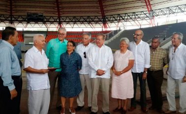 Manuel Díaz Quintero, después recibir la placa de reconocimiento a su labor.
La Opinión