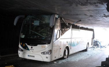 Así quedó el bus que transportaba 58 pasajeros. AFP