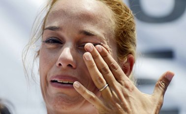 Lilian Tintori dijo que su voz es la de los perseguidos, encarcelados, torturados, exiliados y por eso nunca se ha sentido sola. AFP