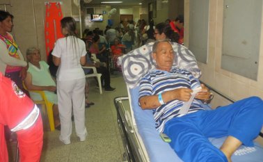 Los pasillos de urgencias permanecen repletos de pacientes y de acompañantes. La capacidad es para 30 personas y al día llegan 60 personas, en promedio. Daicy Echeverri