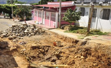 La repavimentación de la calle 22 entre carreras novena y décima puso en evidencia, nuevamente, uno de los principales problemas del pueblo: redes de acueducto obsoletas que urgen un cambio total. Cortesía