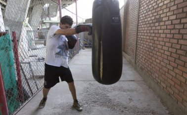 El saco para guantear, otro de los elementos básicos para el entranamiento, está roto.< Juan Pablo Cohen