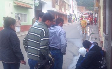 Sin ningún elemento protector los operarios arreglaron la fuga del gas domiciliario. Roberto Ospino