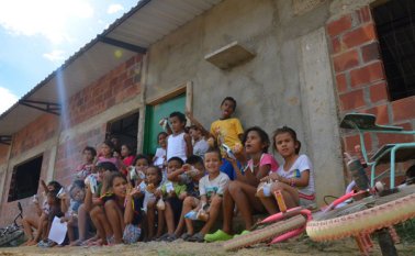 Tres veces a la semana niños de origen afrodescendiente reciben clases de valores, manualidades y realizan actividades lúdicas en los salones de La Fortaleza. Rodrigo Sandoval