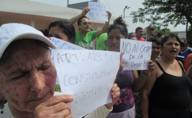 Adultos mayores de los barrios Virgilio Barco y Toledo Plata protestaron en las afueras del puesto de salud para exigirles a la alcaldía y a Imsalud que no cierre las IPS. Juan Pablo Cohen