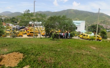 Los taxistas organizaron una caravana que recorrió las principales calles de Ocaña. la policía acompañó a los taxistas en la protesta para evitar el bloqueo de vías. Daicy Echeverri