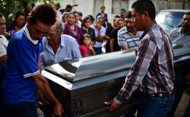 Familiares de una de las víctimas del accidente llevan su ataúd, en la ciudad de Santa Rosa. AFP