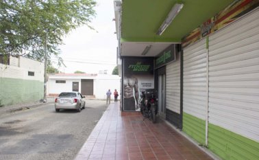 El local de venta de licores está ubicado en la calle 14 de Aniversario Alfredo Estévez