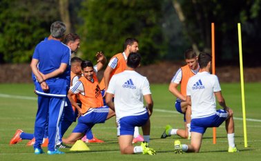 Después de su malograda temporada con el Manchester United, el delantero Radamel Falcao García (centro agachado) espera reencontrarse con su fútbol y goles en su nuevo equipo el Chelsea. AFP