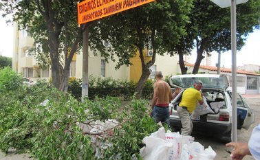 La comunidad usó más de 50 costales con escombros y taponó la vía hacia el mediodía de ayer.
Jean Javier García