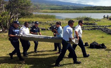 Esta es la pieza hallada el pasado 31 de julio y que están analizando para saber si hacía parte del Boeing 777 de Malaysia Airlines. AFP