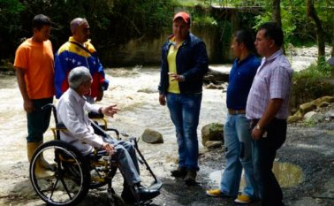 El diputado Walter Márquez (silla) junto a vecinos y autoridades locales. Eilyn Cardozo