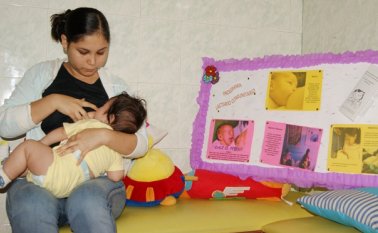 La programación incluye charlas y ejercicios para enseñar a las madres la importancia de la leche materna. Daicy Echeverri