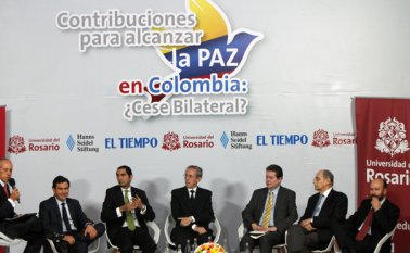 Algunos senadores participaron en el foro 'Contribuciones para alcanzar la paz en Colombia: ¿cese bilateral?'. Colprensa