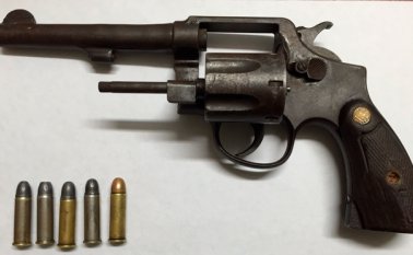 El capturado y las armas incautadas fueron dejados en poder de la Fiscalía. Policía Nacional