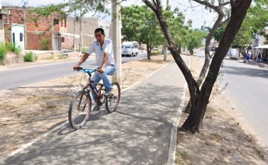 La propuesta también prevé una campaña educativa, enseñarles a los conductores de vehículos a respetar los andenes y a no parquear en las calles. Archivo