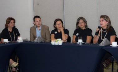 Marlene de Ararat, José Ferrer, de la fundación India Rosa; Gilma Gómez, Martha de Colmenares, Yolanda de Colmenares y Gladys Cely, integrantes de la fundación Cerámica Italia. Alfredo Estévez