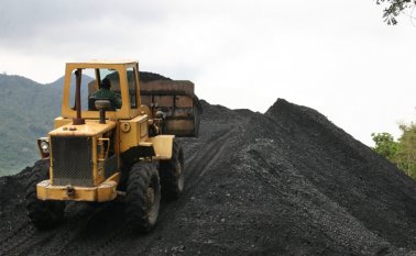 El precio del carbón pasó de 70 dólares a 55 dólares la tonelada, en los últimos nueve meses, situación que afecta la producción del departamento.  Archivo
