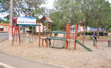 El barrio 7 de Agosto hoy cumple 40 años. En su aniversario así luce si parque principal. Edinsson Figueroa