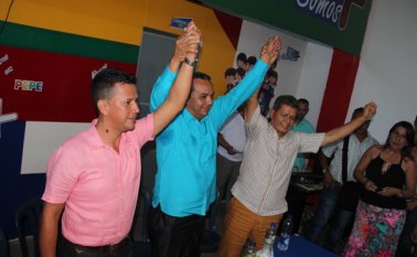 El candidato a la Alcaldía de Villa del Rosario por AICO, Pepe Ruiz Paredes (centro), sumó un nuevo apoyo a su proyecto político, el del exaspirante ‘Tuto’ Castañeda (derecha). Cortesía