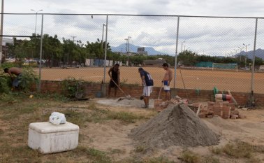 Esta semana iniciaron la construcción de los baños de la cancha Ramón Cárdenas. Juan Pablo Cohen