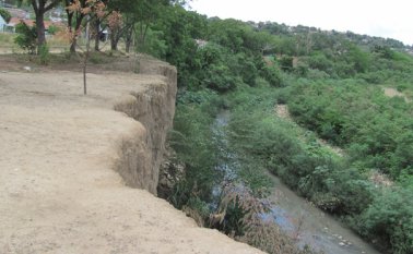 Ésta es la orilla del río Pamplonita que la Alcaldía debe recuperar en el sector de Villa Camila.  Orlando Carvajal