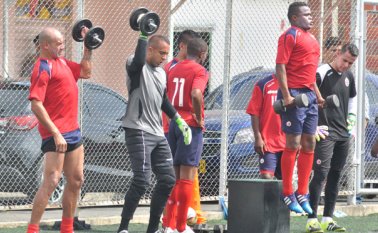 En la cancha de El Cují, el plantel rojinegro trabajó bajo un abrasador calor que no mermó las cargas físicas del entrenamiento matutino. Edinsson Figueroa