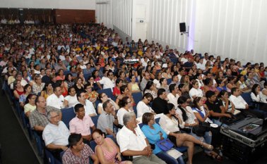 Asistencia al Teatro Avenida en una de las conferencias organizadas por Redpapaz. Archivo