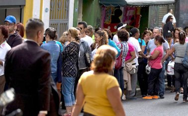 La crisis económica genera nuevos formas de ‘rebusque’ en Venezuela, en las colas de los supermercados y comercios aparecen personas vendiendo el puesto. Eilyn Cardozo