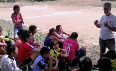 Los niños de la primavera que hacen parte del equipo de fútbol del barrio asisten semanalmente a los talleres organizados por la Aiesec Archivo