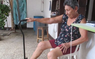 María Beatríz Urrutia Lizcano confesó ayer que ya perdió toda esperanza de que la Eps Caprecom le ordene y le cumpla la cirugía de rodilla que necesita desde hace más de un año Orlando Carvajal