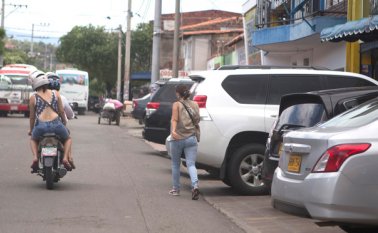 Los vecinos de la avenida tercera de San Luis deben desplazarse por la calle en medio del peligro, debido a que los andenes están ocupados por carros y toda clase de ventas callejeras Juan Pablo Cohen
