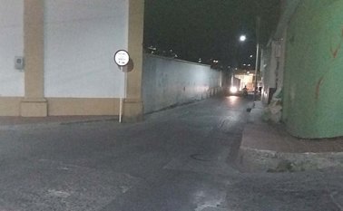 Las calles no tienen andenes y los peatones se exponen a morir en las vías. Suministrada