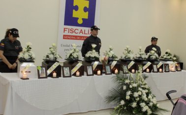 Con las fotografías en sus manos y los restos en las urnas, las familias recordaron a sus seres queridos, víctimas de la violencia en Norte de Santander Cristian Herrera
