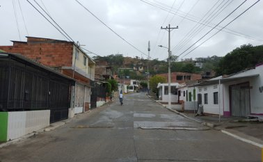 Eduar Antonio fue herido de bala en esta calle. Luego una vecina lo acercó a la casa de su mamá y después una patrulla policial lo llevó al hospital. La Opinión