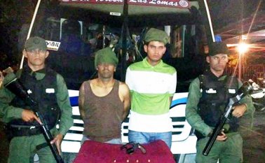 Mientras los guardias sometían a uno de los presuntos atracadores, el compinche intentó
escabullirse, pero también fue detenido. Cortesía