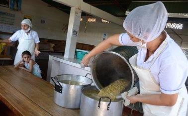 Tras el robo el almuerzo será sopa; los ladrones solo dejaron verduras, frutas y carnes.
Rodrigo Sandoval