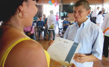 Una de las reintegradas recibe su certificado de manos de un estudiante del Instituto La Esperanza. La Opinión