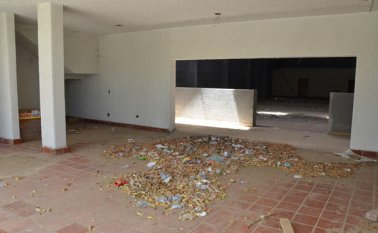 Así luce uno de los espacios del teatro. Camerinos, baños, y salones viven llenos de mugre. En la noche los indigentes lo utilizan para dormir. Rodrigo Sandoval