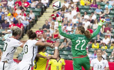 La cancerbera de la selección femenina de Colombia Catalina Pérez (22), se estrena con la Universidad de Miami. AP