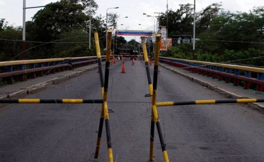 Centenares de personas fueron sorprendidas por el cierre de la frontera que decretó el gobierno venezolano en los pasos tachirenses. Mario Caicedo