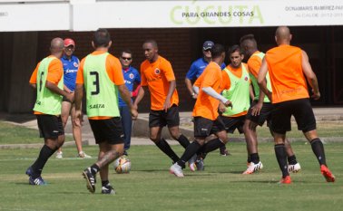 El plantel rojinegro entrenó ayer temprano en el General Santander, y a las 2:00 de la tarde viajó rumbo a Cali para disputar, esta noche, la octava jornada del Torneo Finalización. Juan Pablo Cohen