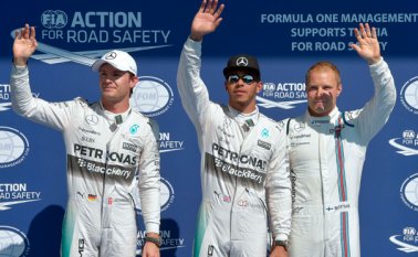 El piloto de Mercedes AMG Petronas Lewis Hamilton (centro); el segundo clasificado, el piloto alemán de Mercedes AMG Petronas Nico Rosberg (izquierda); y el tercer clasificado, el piloto finlandés de Williams Martini Racing Valtteri Bottas. AFP